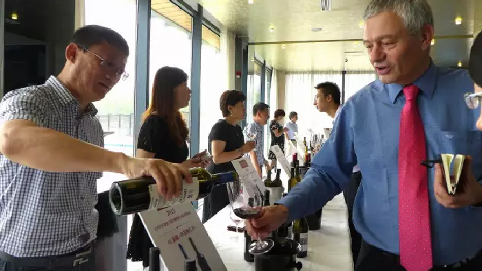 布鲁塞尔国际酒类大赛组委会主席 卜杜安·哈弗为中菲酒庄点赞1