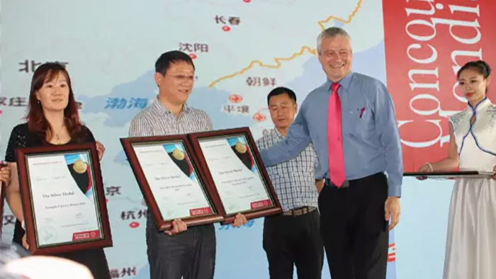 布鲁塞尔国际酒类大赛组委会主席卜杜安·哈弗为中菲酒庄颁奖