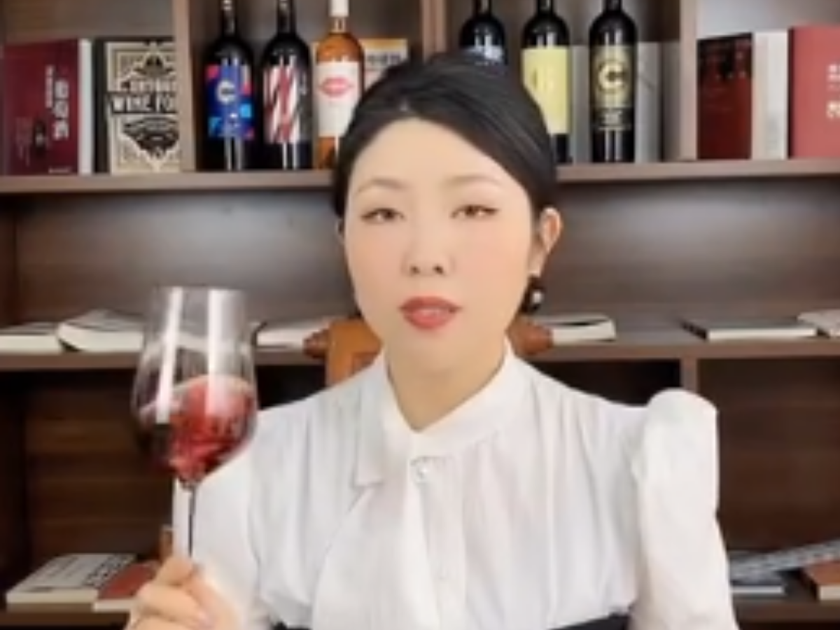 来杯五彩斑斓的红酒