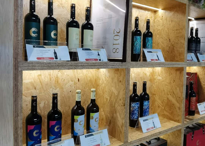 中菲酒庄在美巢产品陈列柜