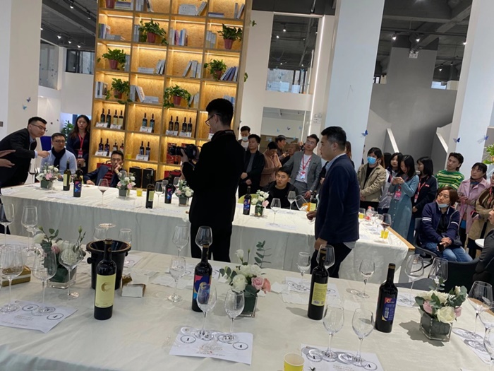 现场品鉴中菲酒庄美酒